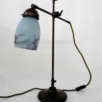 Jugendstil Tischlampe mit Messing Lampenbasis. Zur Lampe gehört eine farbige Schmelzglas Glocke in der Farbe helles Stahlblau, Brombeerbraun von Antikstore1