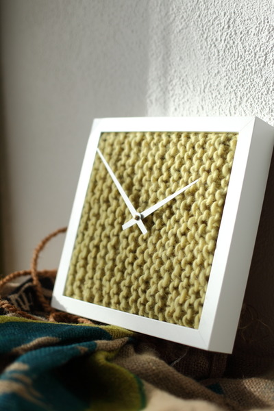 Uhr mit handgestricktem Ziffernblatt von Herr Mittmann