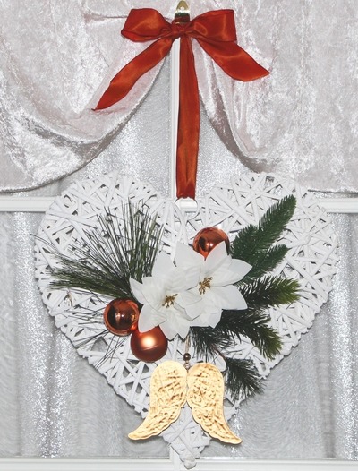 Türschmuck für Weihnachten mit einem weißen Rattanherz & kupferfarbenen Kugeln 40 cm von gp-metallum-de