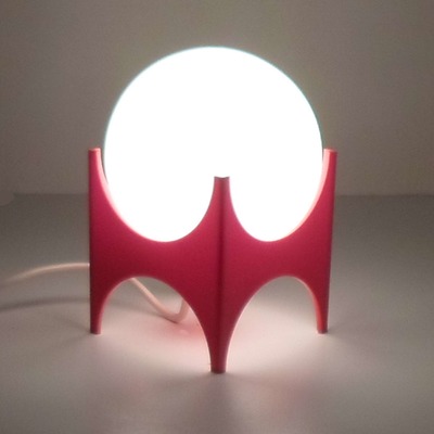 Designer Tischlampe aus den 70er Jahren, Schreibtisch-Lampe, Nachtleuchte mit roter Kunststoff-Basis und weißer Glaskugel von Antikstore1