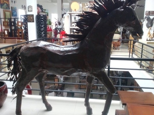 Skulptur Pferd Dekoration Pferde Figur Design Hengst Statue Stute Kunst Wohnzimmer Gartendeko wird von Hand aus Eisen gefertigt. Sculpture Horse Decoration Horse Figurine Design Stallion Statue Mare Art Living Room Garden Decor is made by hand from iron. von https://www.tar-shop-bali.com