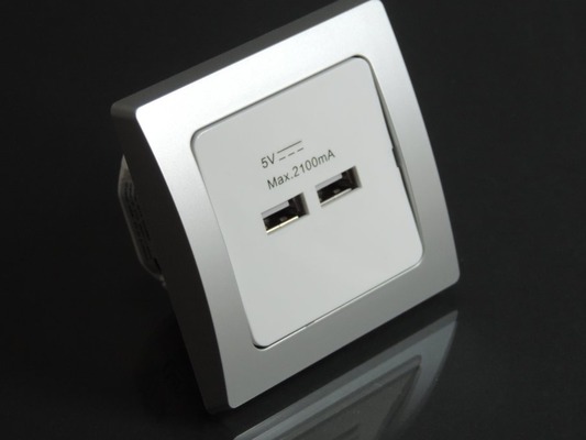 USB Einbaudose weiß mit silbernem Rahmen Unterputz von Lichtidee-de