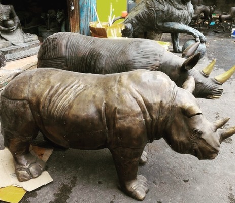Skulptur Bronze Nashorn Statue Rhinozeross Bronzeskulptur Rhino Nashörner oder auch Rhinozerosse Bronzenashorn Design Garten Dekoration Nashornskulptur Deco Gartendekoration wird Aufwendig aus Bronze von Hand in Bali gefertigt Sculpture Bronze Rhino Statu von TARSHOPBALI