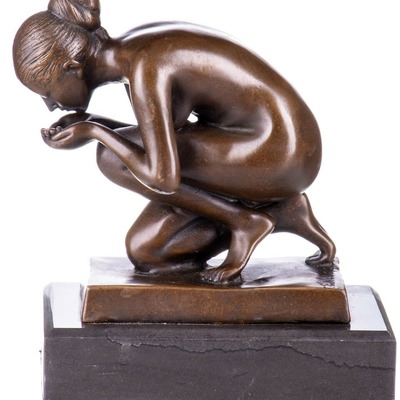 Bronzefigur weiblicher Akt "Die Trinkende" von Nice Deko
