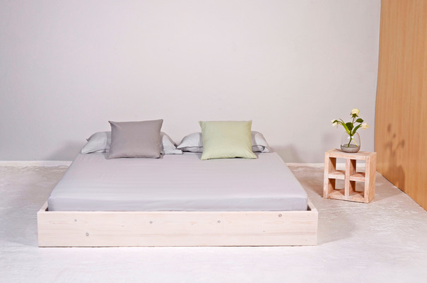 Puristisches Bett aus recyceltem Bauholz | SIGONSE von JOHANENLIES