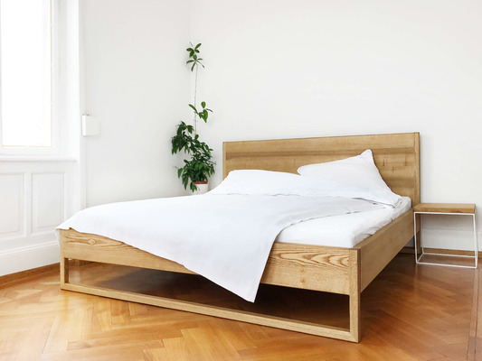 Pure Ash Bett aus Massivholz Esche / Eiche von N51E12