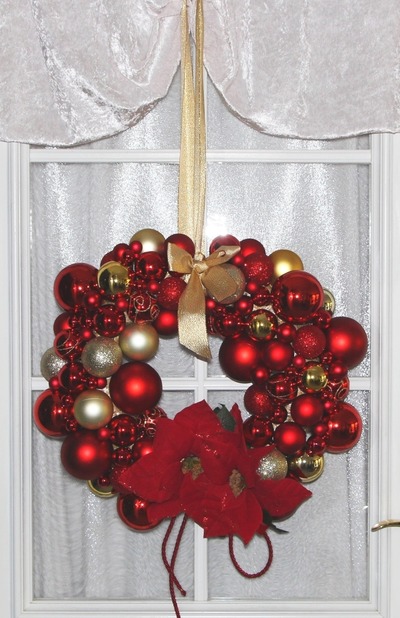 Roter Türkranz für die Dekoration zu Weihnachten mit roten & goldenen Kugeln von gp-metallum-de