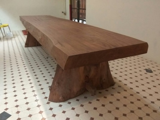 Tisch Baumscheibentisch Baumstammtisch Esstisch Gartentisch Holztisch Küchentisch Massiv Putrana Holz aus einer Baumscheibe von einem Putrana Holz Stamm von Hand in Bali gefertigt Table Tables Trunk table Dining table Garden table Wooden table Kitchen tab von https://www.tar-shop-bali.com