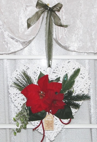 Weihnachtsdekoartion für die Tür mit Rattanherz in weiß und roten Weihnachtssternen 40 cm von gp-metallum-de