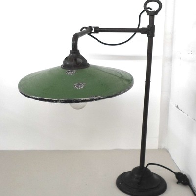 Original Industrie Tischleuchte, Maschinenlampe, Schreibtisch-Arbeitslampe aus Metall mit Emailliertem Blechschirm, von Antikstore1