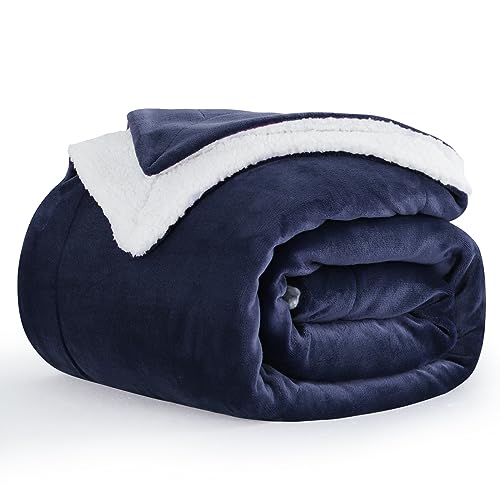 Aisbo Dicke Kuscheldecke Flauschig Blau - Extra Warme Decken für den Winter als Sofadecke Couchdecke 150x200 cm, XL Wohndecke aus hochwertige Sherpa Fleece, Soft Weich Blanket Marineblau von Aisbo
