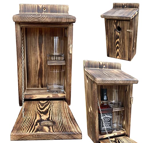 Alcohol Cage® - Holz Vogelhaus mit Platz für Flasche und 2 Whiskygläser Plus Ersatzglas Zwitscherkasten Geschenke Männer für Garten Zwitscherbox mit Minibar Geschenk Geburtstag Mann Vatertagsgeschenk von Alcohol Cage