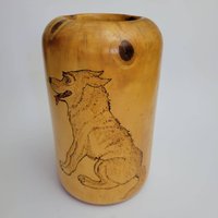 Holz Gebranntes Kunstwerk Auf Einer Arocaria Holzvase. Ein Hund Und Ein Fuchs von AmikamWoodArt
