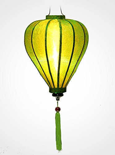Asiatische Lampion aus Seide, grün, M Ø29 cm – traditionelle Laterne von Hoi an aus Stoff, Bambus und Holz, handgefertigt – Handwerk und Dekoration von Vietnam, (M20-V) von Art Saigon