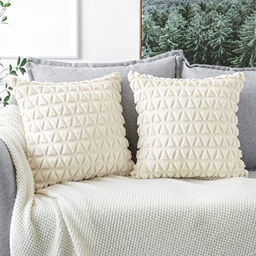 Artscope 2er Set Kurze Wolle Kissenbezüge Weicher Plüsch Luxus Wollsamt Zierkissenbezuge Dekokissen Boho Kissenhülle für Sofa Schlafzimmer Zuhause Dekor Dreiecksform Creme Beige, 55x55cm von Artscope