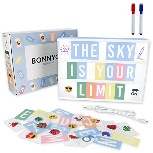 BONNYCO Light Box Blau A4 mit 400 Buchstaben, Emojis, 2 Stifte, USB Ä Ö Ü ß | Blaue LED Lightbox Junge Kinderzimmer & Baby Party | Lichtkasten Buchstaben Geschenk für Geburtstag & Weihnachten von BONNYCO