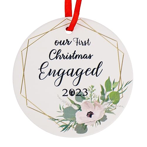 Christmas Engagement Ornaments, 7,62cm Verlobungs Dekofür das Erste Weihnachtsfest Verlobungsdekoration für die Eltern der Braut (Our First Christams Engaged 2023") von BOXOB