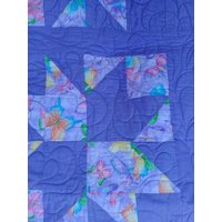 Vintage Mädchen Wende Lila Handgemachte Baby Quilt Decke Tröster 41×54". Sehr Schön Mit Glitzern Floralen Material Zustand Ist Pre-O von BacktoyouShop