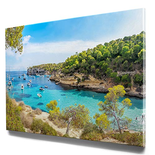 Traumhafte Mallorca-Bilder im Großformat 120x80cm, Bucht mit Booten - als großes XXL Leinwandbild. Wandbild als Hintergrund und Deko für Wohnzimmer & Schlafzimmer. Aufgespannt auf Holzrahmen von BilderKing