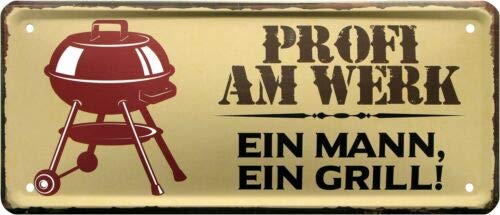 WOGEKA ART Retro Blechschild - Profi am Werk - EIN Mann, EIN Grill - witziger Spruch als Geschenk-Idee zum Geburtstag Weihnachten zur Dekoration 28x12 cm Vintage-Design Metall 2002 von WOGEKA ART