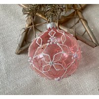 Rosa Weihnachtskugel Ornament, Handbemalte Weihnachts Glas Dekorationen, Traditionelle Weihnachtsdekoration, Handarbeit Weihnachten von BluebirdbyRobin