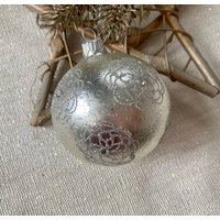 Silberne Christbaumkugel, Handbemalte Weihnachtskugeln, Handarbeit von BluebirdbyRobin