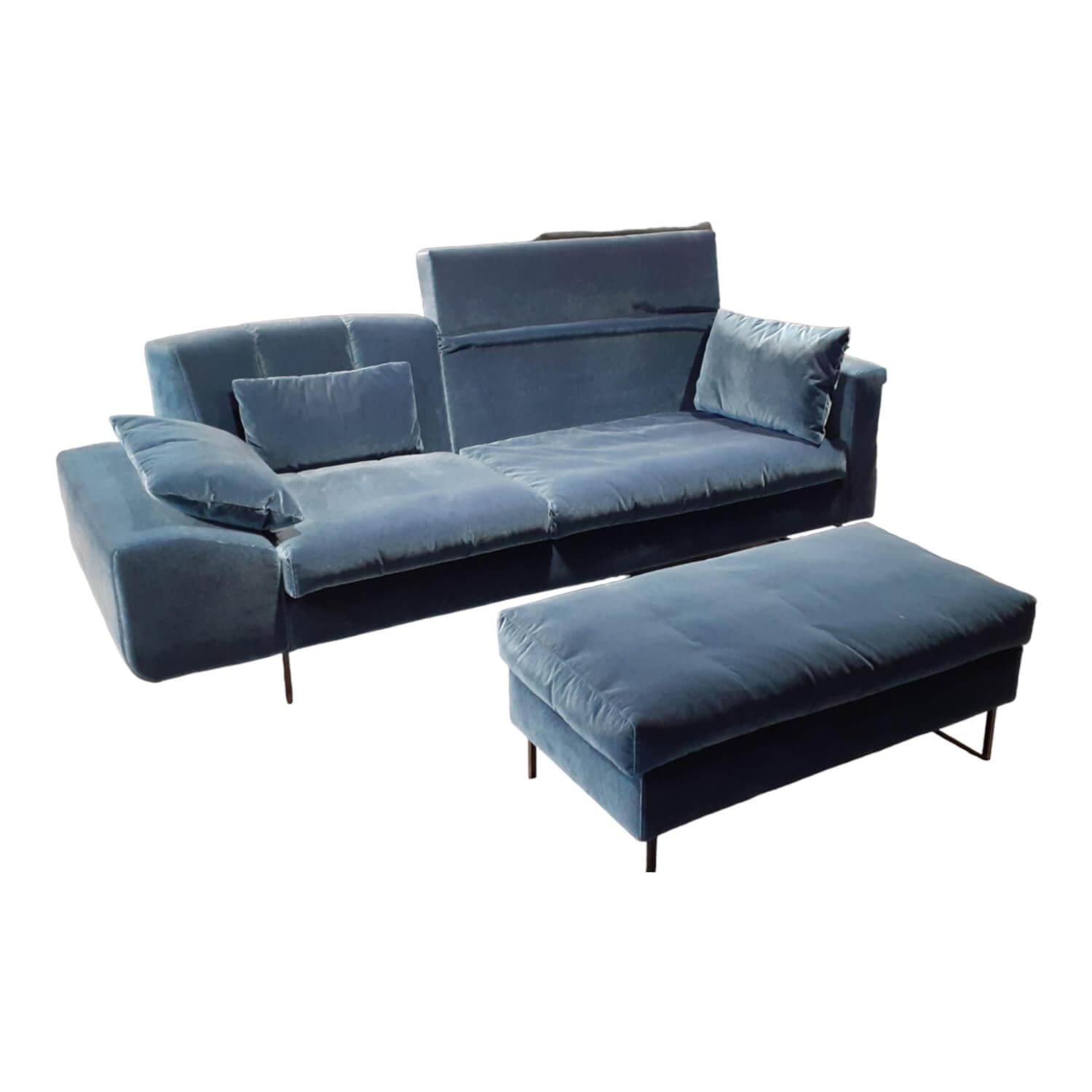 Sofa Embrace Stoff 4473 Blau mit 3 Kissen und Hocker von Brühl