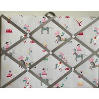 Handgemachtes Stoff-Hinweisbrett in Sophie Allport Fairground Ponies Fabric von Buttonhome