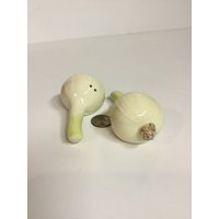 Zwiebeln, Salz - Und Pfefferstreuer, Keramik von CandleLiteGiftShop