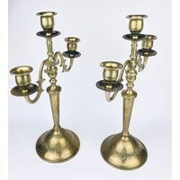 Vintage Aufwendige Messing Kerzenleuchter Drei | 3 Kerzenhalter - Set Mit Zwei | 2 Attraktive Gealterte Metallpatina von ChenuzAtelier