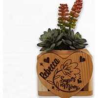 Super Mom, Personalisierter Zedernpflanzer, Muttertagsgeschenk, Herzpflanzer, Kräutergarten, Einweihungsgeschenk, Graviertes Herz, Geschenk Für Mama von CountryTouchStore