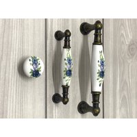 3.75" 5" Weißer Porzellan Griff Pull Blau Lila Blumen Blumenknopf Keramik Kommode Schrankknopf Antik Bronze 96 128mm von CozyChiccc