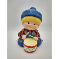 Vintage Enesco Country Cousins Scooter Playing The Drum Münzbank von CynSellsVintage