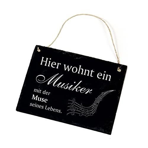 Schild Schiefertafel mit Spruch graviert - Hier wohnt ein Musiker mit der Muse seines Lebens - Schiefer Dekoschild 22x16cm | Dekolando Home Accessoires von DEKO-LANDO