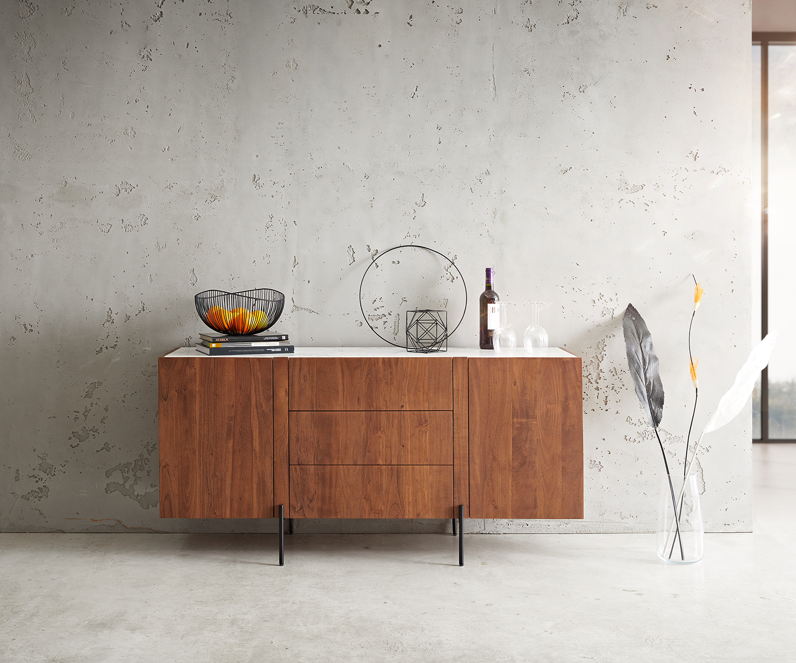 Sideboard Secara 145 cm Akazie Braun 2 Türen 3 Schübe Marmor Füße Schwarz von DELIFE