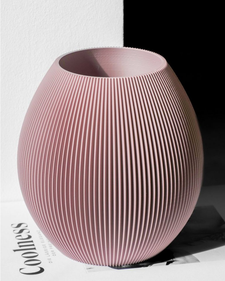 Dennismaass. Dekovase RUND aus BIO-Kunststoff mit minimalistischen Rillen in Aschlila, Dekorative Vase aus Bio Kunststoff mit feinen Rillen von Dennismaass.