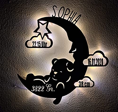 Designbysh Personalisiertes Baby-Geschenk Taufgeschenke Geschenke zur Geburt Taufe mit Namen Junge Mädchen Jungs Nachtlicht Schlummerlicht schlafendes Bärchen im Halbmond von Designbysh