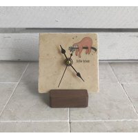 Uhr Aus Marmorfliese , Kleine Tischuhr, Standuhr Mit Faultier Motiv von DevinitaArtCreation