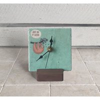 Uhr Aus Marmorfliese , Kleine Tischuhr, Standuhr Mit Faultier Motiv von DevinitaArtCreation