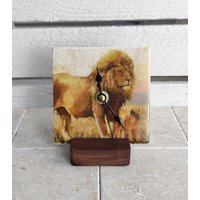 Uhr Aus Marmorfliese , Kleine Tischuhr, Standuhr Mit Löwenmotiv von DevinitaArtCreation