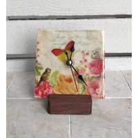 Uhr Aus Marmorfliese , Kleine Tischuhr, Standuhr Mit Schmetterling Und Blumen Motiv von DevinitaArtCreation