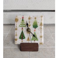 Uhr Aus Marmorfliese , Kleine Tischuhr, Standuhr Zu Weihnachten Mit Geschmückten Tannenbäumen Und Weihnachtsdekoration von DevinitaArtCreation