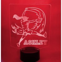 Personalisierte Softball Girl Nachtlicht, 16 Farben Mit Fernbedienung Und Kostenloser Versand von Dreamyledlights