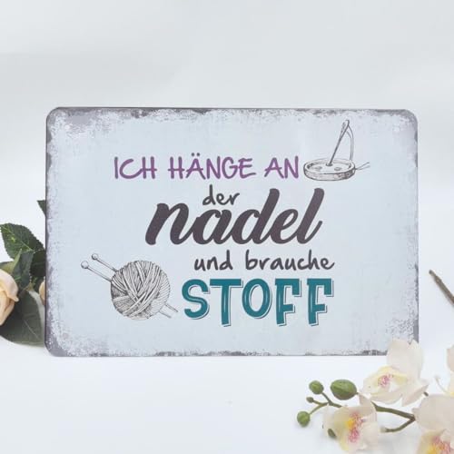 Vintage Nähen Schild mit Spruch 20x30cm - ICH HÄNGE AN DER NADEL UND BRAUCHE STOFF - Retro Nähmaschine Blechschild mit Nadel Faden - Nähzubehör Wanddeko Geschenk für Nähzimmer Nähbegeisterte von ESFIVHO