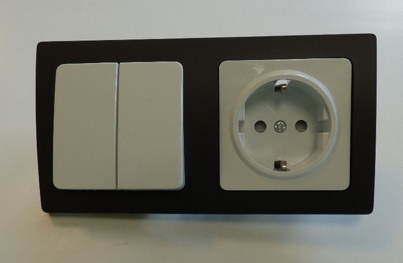 Lichtideen Schalter 9561 ABELKA Nuovo schwarz 1x Schuko 1 x Serien Schalter (Taster, Schalter, Anennendose, Steckdose mit USB lieferbar) von Lichtideen
