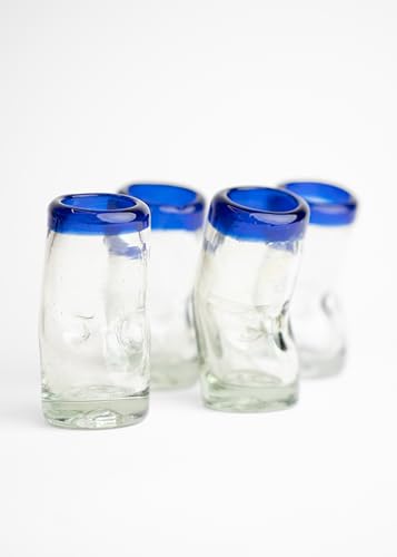 Mexikanisches Schnapsglas, mundgeblasen, kobaltblauer Rand, "Drunk Shot Glass", Tequila-Schnapsglas, handgefertigt, verschwommenes Blau, recyceltes Glas, 4 Stück, 57 ml von Econia Home and Decor