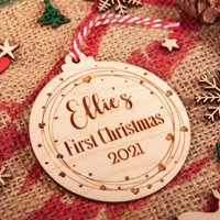 Personalisierte Babys Erste Christbaumkugel, Weihnachtsbaumschmuck, Weihnachtsdekoration, Neues Baby Geschenk, 1. Weihnachten, Holz, Cx17C von ElfPersonalisedGifts