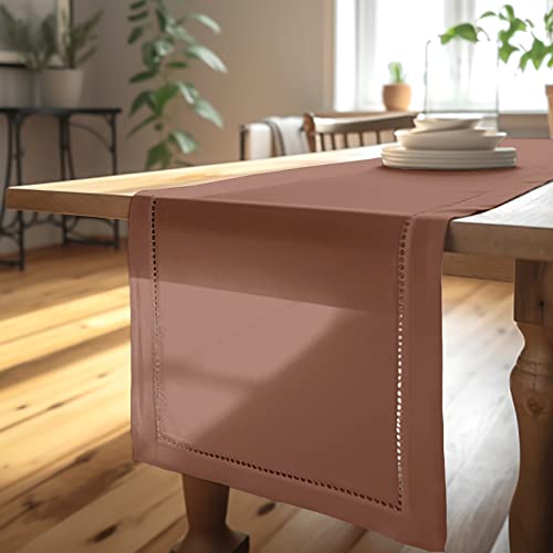 Encasa Tischläufer aus Baumwolle mit Hohlsaumdesign für 4 Seater | Bräunen | Größe 32x150 cm | Esstischdekoration – maschinenwaschbar von Encasa
