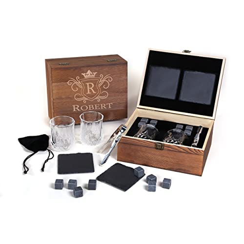 FORYOU24 Whisky Geschenk Box aus Holz mit Gravur des Namens Motiv Royal I 2 Whiskeygläser I 2 Schiefer-Untersetzer I 8 Kühlsteine + Zange I Geschenk für Männer I Geschenkidee von FORYOU24