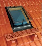 FAKRO Dachfenster Standard-Aufstiegsfenster WSS mit Eindeckrahmen für flache Eindeckmaterialien 86 x 86 von Fakro